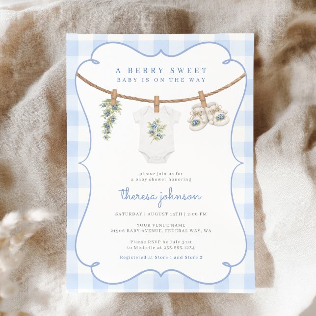 Convite Chuveiro de Bebê Roupa de Criança Xadrez Azul Doce (Berry sweet Blue Gingham Clothesline Baby Shower Invitation)