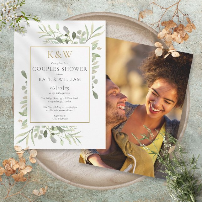 Convite Chuveiro de Casais com Monograma Dourado Chic e Fo (Chic Gold Monogram Greenery Photo Couples Shower Invitation)