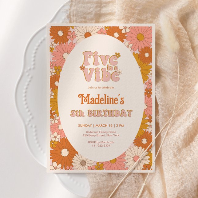 Convite Cinco é um 5 de aniversário da Vibe Retro Daisy Gi (Criador carregado)
