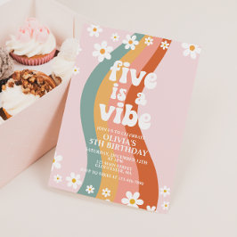 Convite Cinco é um Vibe groovy margarida arco-íris 5º aniv