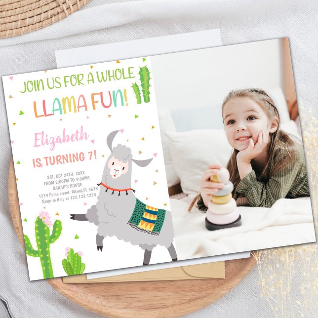 Convite Cinza Lama Aniversário Invoca Foto (Gray Llama Birthday Invitations with photo)
