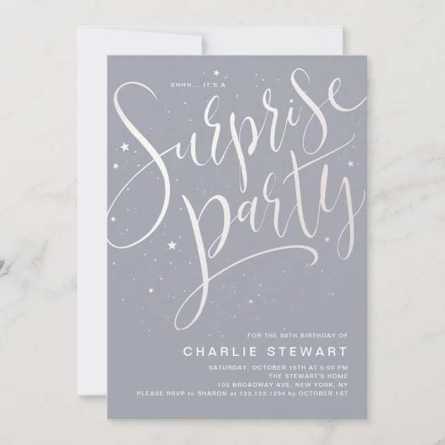 Convite Cinza Moderna Script Surprise Birthday White Party (Frente)