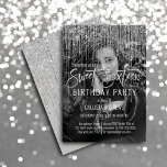 Convite Cinza Silver Glitter Fringe Foto Sweet 16<br><div class="desc">Este convite de aniversário glamouroso e luxuoso dos Dezesseis é o design perfeito para o evento especial de sua jovem adolescente. Ele apresenta uma cortina de borda cintilante prateada com falso brilho na parte superior de uma simples cinza de luz. Esta design também retrata uma fotografia do convidado de honra...</div>