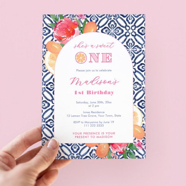 Convite Citrus Sweet One Blue Azulejo primeiro aniversario (She's a sweet one 1st birthday party invitations with citrus, bold pink florals and blue tiles)