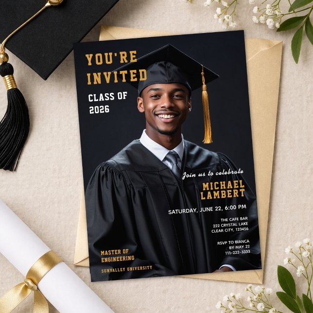 Convite Class of 2026 Photo Graduation Invite (Modern graduation invitation with photo clean black and gold Class of 2026 design)