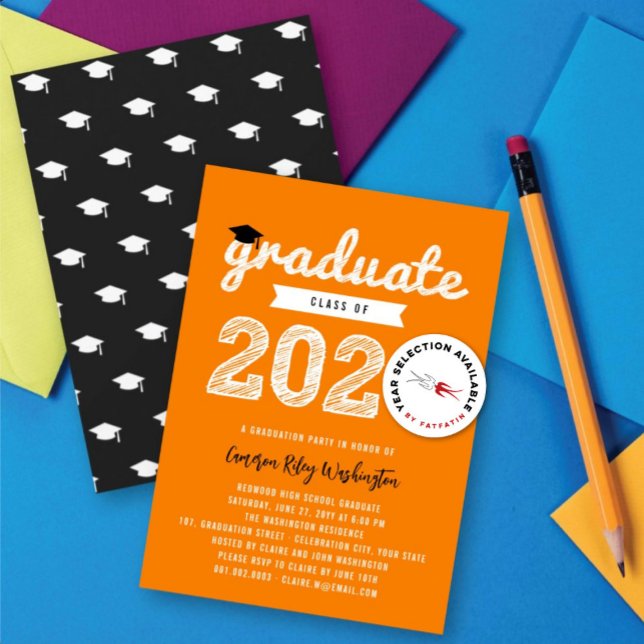 Convite Classe De Boné De Formando De Esquema Branco Do Pa (2025 White Graduate Sketch On Orange (color is customizable) Graduation Party Invitation @ fatfatin)