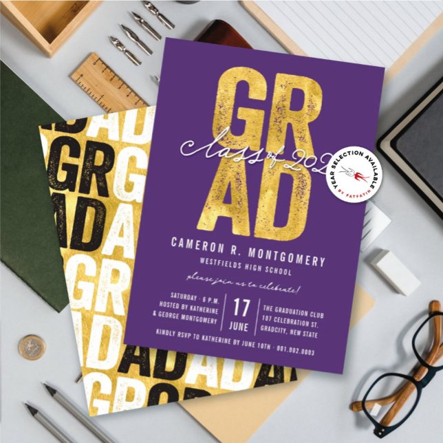 Convite Classe de FORMANDO Dourada de Festa de formatura N (Gold & Purple Bold GRAD Class of 2025 Stylish Graduation Party Invitation @ zazzle.com/color_therapy)