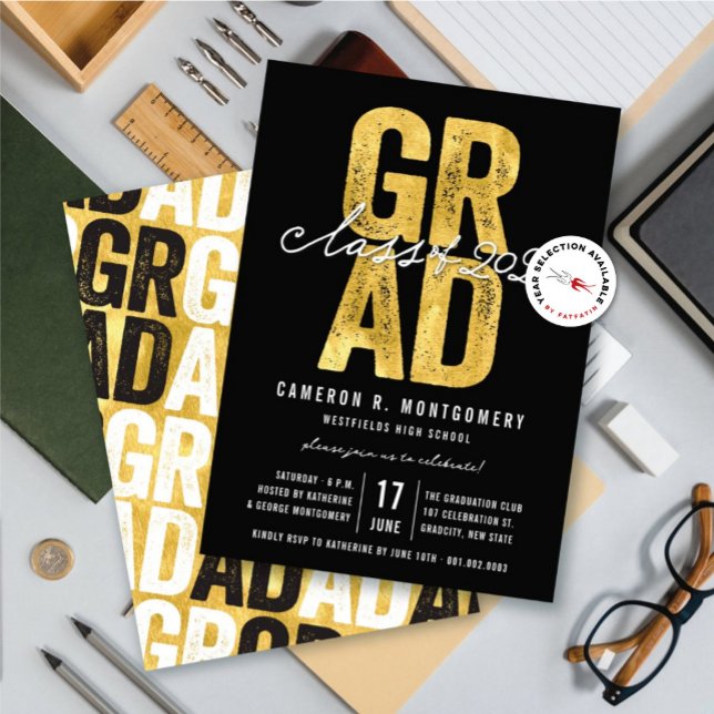 Convite Classe de FORMANDO Dourada de Festa de formatura N (Gold & Black Bold GRAD Class of 2025 Stylish Graduation Party Invitation @ zazzle.com/color_therapy)