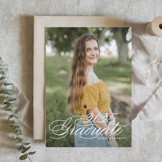 Convite Classe de Script Elegante Branco de Graduação 2025 (Customizable photo graduation invitation featuring elegant calligraphy. )