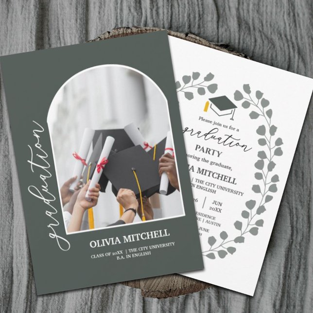 Convite Classe Verde Escura de Graduação de Foto em Arch 2 (Celebrate with these modern sage green graduation invitations celebrating the class of 2024 #chic)