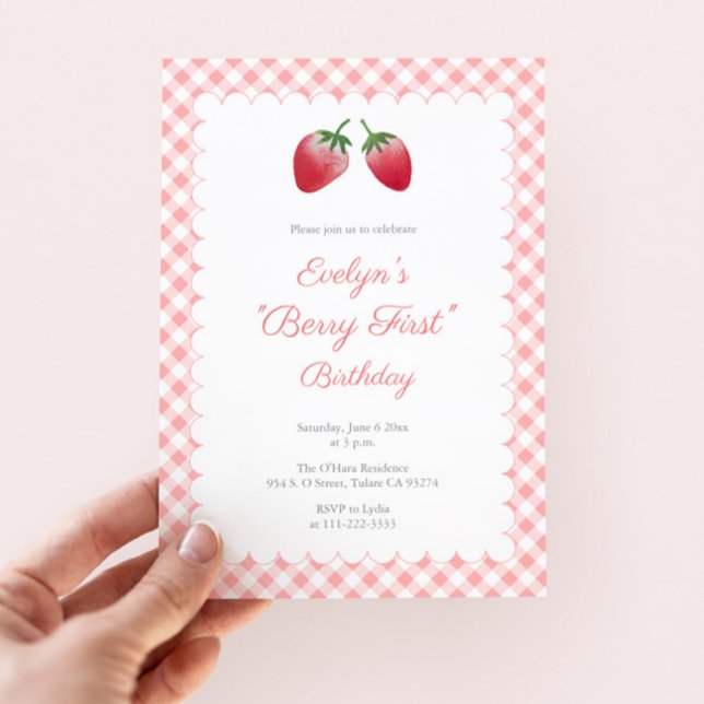 Convite Clássico Berry First primeiro aniversario Strawber (Classic Berry First Birthday Party Invitation With Scallop Effect Border And Pink Buffalo Check)