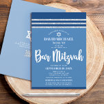 Convite Código QR Bar Mitzvah Azul Prata Tallit Script em<br><div class="desc">Sinta-se orgulhoso, regozije e mostre este marco do Bar Mitzvah do seu filho! Envie este convite de código QR personalizado, moderno e único para um evento inesquecível. Tipografia em branco e negrito, Estrela de Davi e um gráfico inspirado no tallit listrado em azul-marinho e brilho prateado sobre um fundo simples...</div>
