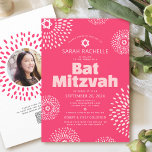 Convite Código QR Bat Mitzvah Rosa Foto Explosão de Estrel<br><div class="desc">Sinta-se orgulhosa, regozije e exiba esse marco da sua Bat Mitzvah favorita com esse convite de código QR personalizado, divertido e moderno! Explosões de flores em branco retrô pop e rosa velho com estrelas de David, juntamente com uma tipografia sans serif moderna em rosa velho e branco, sobrepõem um fundo...</div>