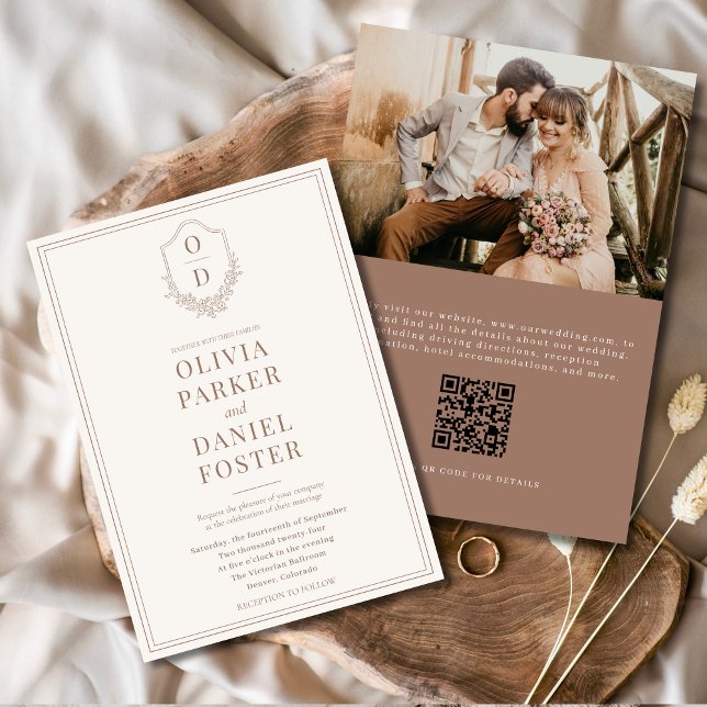 Convite Código QR Crest Mocha Brown Foto Moderna Casamento (Criador carregado)