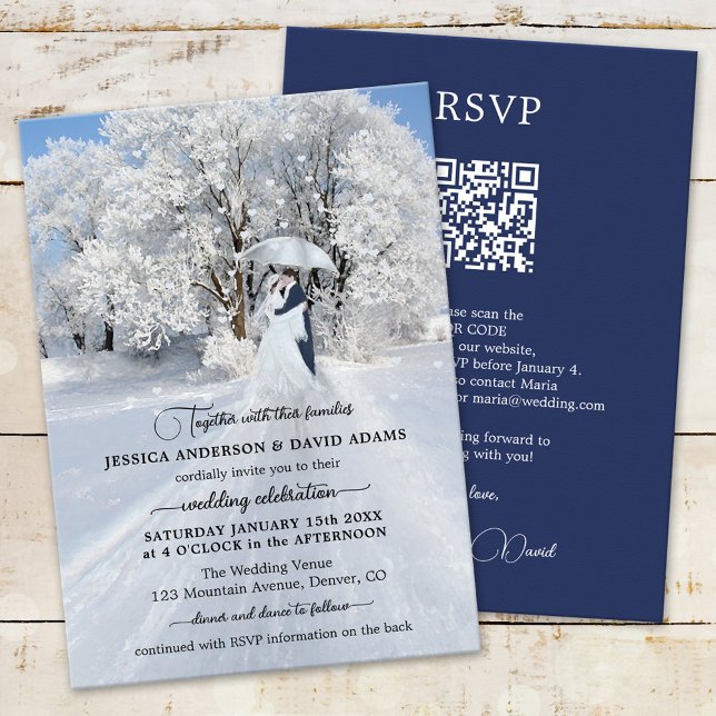 Convite Código QR de arte Winter Wonderland Wedes (Wedding invitation featuring a fine art winter wonderland scenery with a couple with umbrella)