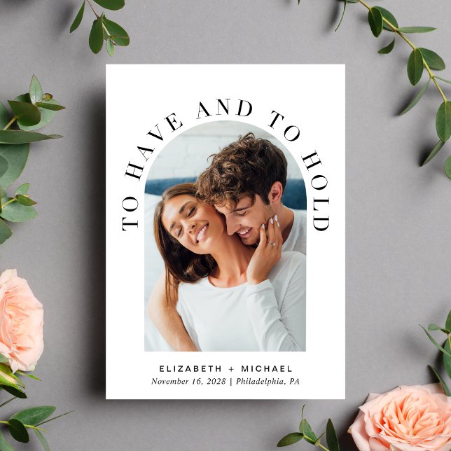 Convite Código QR de Foto em Arco Moderno Tudo em Um Casam (Celebrate your love story with an invitation showcasing your favorite photo in an elegant arch frame)