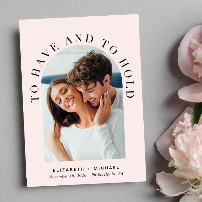 Convite Código QR de Foto em Arco Moderno Tudo em Um Casam (Celebrate your love story with an invitation showcasing your favorite photo in an elegant arch frame)