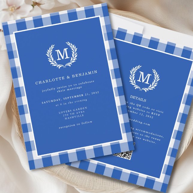 Convite Código QR de repouso do monograma de Gingham azul (Blue Gingham Monogram Crest QR Code Invitation for Details and RSVP. )
