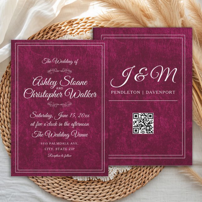 Convite Código QR Monograma Branco em Veludo Borgonha Luxu (Velvet burgundy script forward wedding invitation)