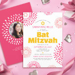 Convite Código QR Morcego Mitzvah Rosa Foto Starburst Negr<br><div class="desc">Sinta-se orgulhoso, regozije e mostre esse marco da sua Bat Mitzvah favorita com esse convite de código QR personalizado, divertido e moderno! Explosões de flores cor-de-rosa e coral em estilo pop retrô com estrelas de David, juntamente com uma tipografia moderna e em negrito em amarelo, rosa e cinza escuro, sobrepostas...</div>