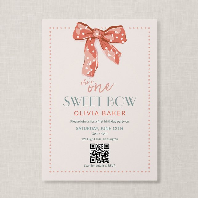Convite Código QR Um Laço Doce Rosa Coquette Primeiro Aniv (Heirloom Bow - Coquette Theme First Birthday Invitation with QR Code)
