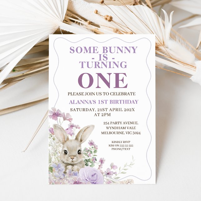 Convite Coelhinho da Onda de Flores Silvestres Roxas Anive (Some bunny is turning one first birthday invitation with fury bunny and purple wildflowers.  Easter )