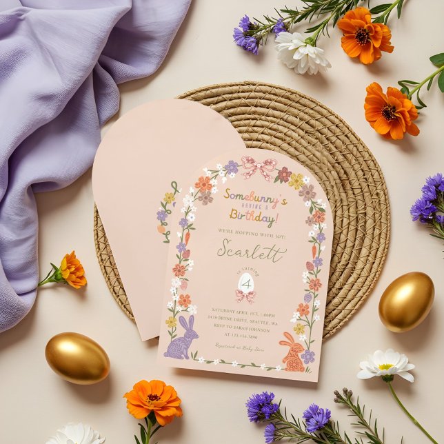 Convite Coelhinho da Páscoa Floral de Alguém Está Tendo An (Floral Easter Bunny Somebunny’s Having a Birthday Invitation)