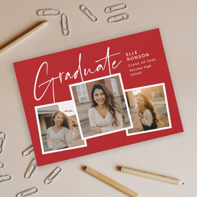 Convite Colagem de Fotos de Graduação com Letra Moderna Fo (Modern Script Graduate Red Photo Collage Graduation Invitation.)