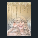 Convite Colírio Metálico Dourado Glam Foto Sweet 16<br><div class="desc">Este convite de aniversário giro e glamouroso e fofo, 16, é perfeito para uma na moda e moça mocinha. Ele apresenta pingos de ouro cintilante imprimidos em cima de um gradiente metálico de cor violada em ouro sobre uma foto do convidado de honra. A tipografia é uma elegante escrita cursiva...</div>