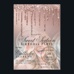 Convite Colírio metálico Dourado rosa Foto Sweet 16<br><div class="desc">Este convite de aniversário giro e glamouroso e fofo, 16, é perfeito para uma na moda e moça mocinha. Ele contém pingos de ouro brilhante e rosa cintilante impressos em cima de um gradiente metálico em branco com rosa dourado sobre uma foto do convidado de honra. A tipografia é uma...</div>