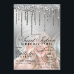 Convite Colírio Metálico Glam Silver Foto Doce 16<br><div class="desc">Este convite de aniversário giro e glamouroso e fofo, 16, é perfeito para uma na moda e moça mocinha. Ele apresenta pingos de brilho prateado cintilante impressos em cima de um gradiente metálico verde-mbre embebido em prata sobre uma foto do convidado de honra. A tipografia é uma elegante escrita cursiva...</div>