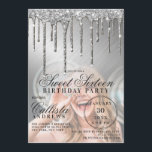 Convite Colírio Metálico Glam Silver Foto Doce 16<br><div class="desc">Este convite de aniversário giro e glamouroso e fofo, 16, é perfeito para uma na moda e moça mocinha. Ele apresenta pingos de brilho prateado cintilante impressos em cima de um gradiente metálico verde-mbre embebido em prata sobre uma foto do convidado de honra. A tipografia é uma elegante escrita cursiva...</div>