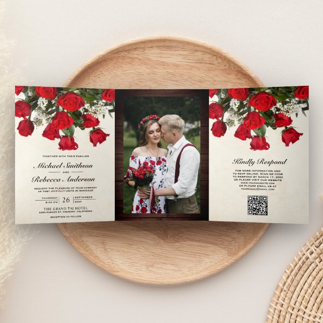Convite Com Dobra Tripla Buquê de Rosas Vermelhas Rústicas Foto Código QR C (Criador carregado)