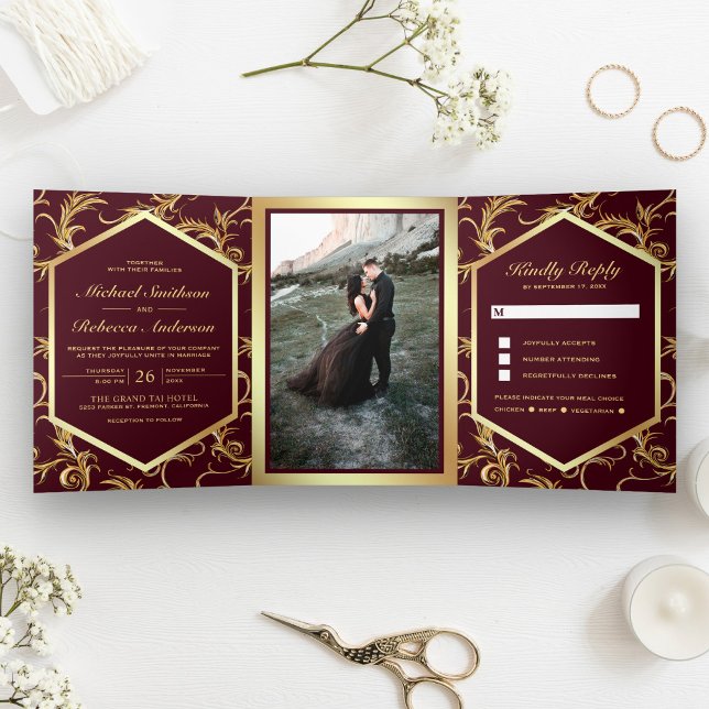 Convite Com Dobra Tripla Burgundy Gold Flourish Swirl Wedding Photo (Criador carregado)