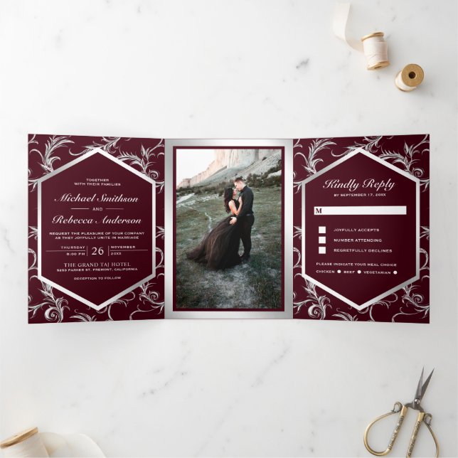 Convite Com Dobra Tripla Burgundy Silver Flourish Swirl Wedding Photo (Dentro)
