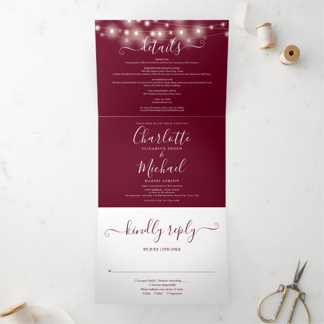 Convite Com Dobra Tripla Burgundy String Lights Script Casamento Monograma (Dentro)
