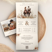 Casal Ocidental Cavalgando Cavalo em um Casamento