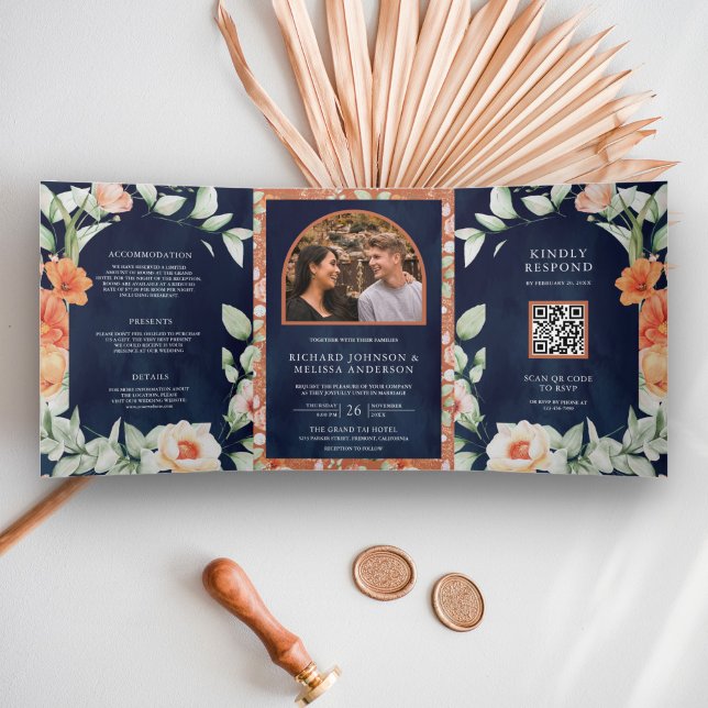 Convite Com Dobra Tripla Casamento Código QR Azul Naval Floral Terroso Arco (Criador carregado)