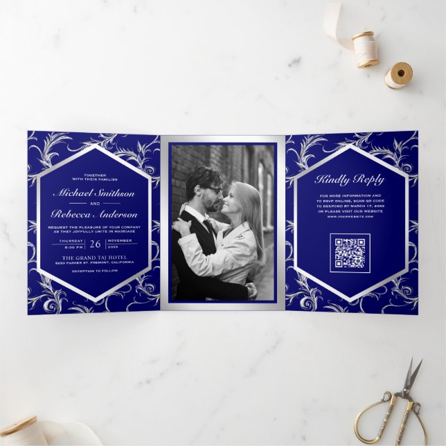 Convite Com Dobra Tripla Casamento Código QR com Redemoinho Florido Azul Re (Dentro)