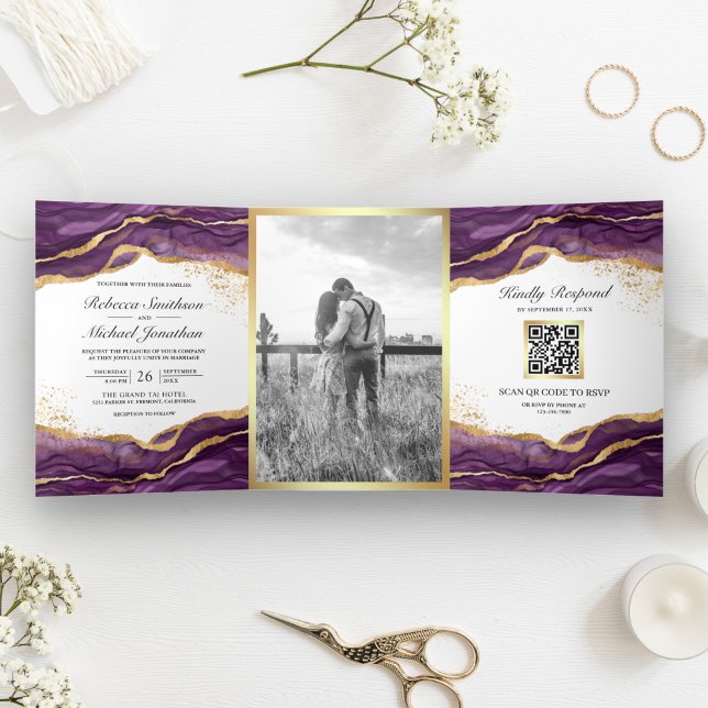 Convite Com Dobra Tripla Casamento Código QR de Tinta Abstrata Dourado Roxo (Criador carregado)