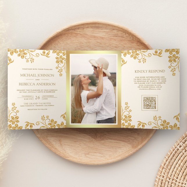Convite Com Dobra Tripla Casamento Código QR Folhas Florais Cream Gold (Criador carregado)