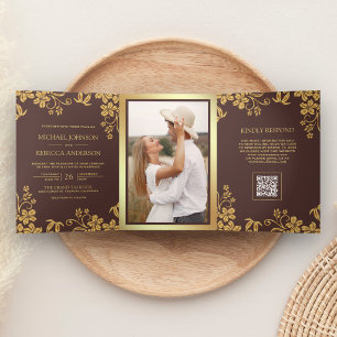 Convite Com Dobra Tripla Casamento Código QR Folhas Florais Marrom Espresso
