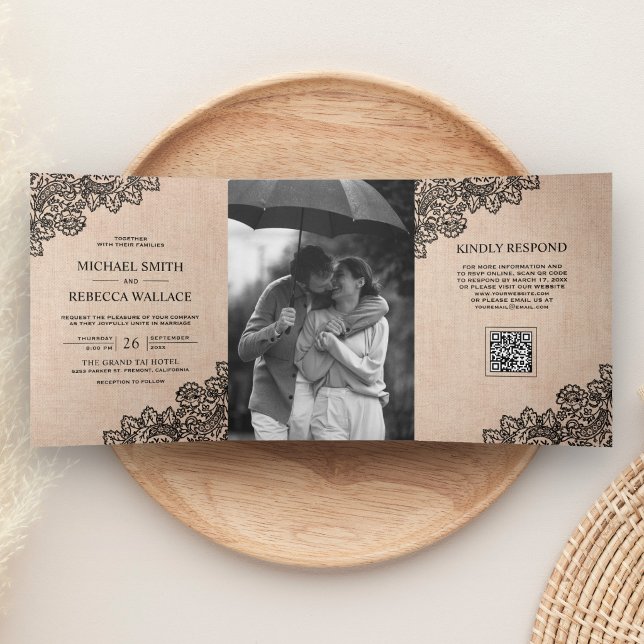 Convite Com Dobra Tripla Casamento Código QR Foto em Burlap com Renda Preta (Criador carregado)