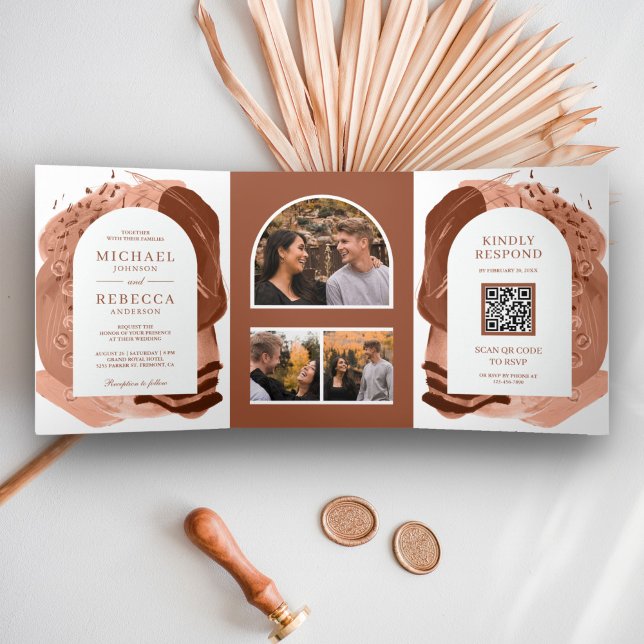 Convite Com Dobra Tripla Casamento Código QR Traços de Pincel Terracota Arc (Criador carregado)