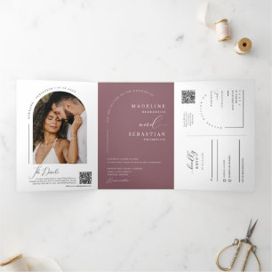 Convite Com Dobra Tripla Casamento de Código QR de Foto de Arco Roxo Modern