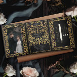 Convite Com Dobra Tripla Casamento de Espada Real Medieval Negra<br><div class="desc">Anuncie seu casamento em estilo com este convite de fantasia medieval triplo! Este convite apresenta uma grande espada de ouro e florais, com uma foto especial do casal contra um fundo preto — a combinação perfeita de romance e aventura. NOTA: este design NÃO apresenta folha de alumínio real. A imagem...</div>