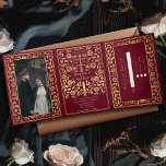Convite Com Dobra Tripla Casamento de Espadas Reais Medievais Vermelhas<br><div class="desc">Anuncie seu casamento em estilo com este convite de fantasia medieval triplo! Este convite apresenta uma grande espada de ouro e flores, com uma foto especial do casal contra um fundo vermelho — a combinação perfeita de romance e aventura. NOTA: este design NÃO apresenta folha de alumínio real. A imagem...</div>