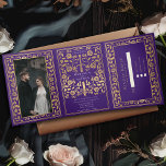 Convite Com Dobra Tripla Casamento de Espadas Real Medieval Roxo<br><div class="desc">Anuncie seu casamento em estilo com este convite de fantasia medieval triplo! Este convite apresenta uma grande espada de ouro e flores, com uma foto especial do casal contra um fundo roxo — a combinação perfeita de romance e aventura. NOTA: este design NÃO apresenta folha de alumínio real. Dessplash forneceu...</div>