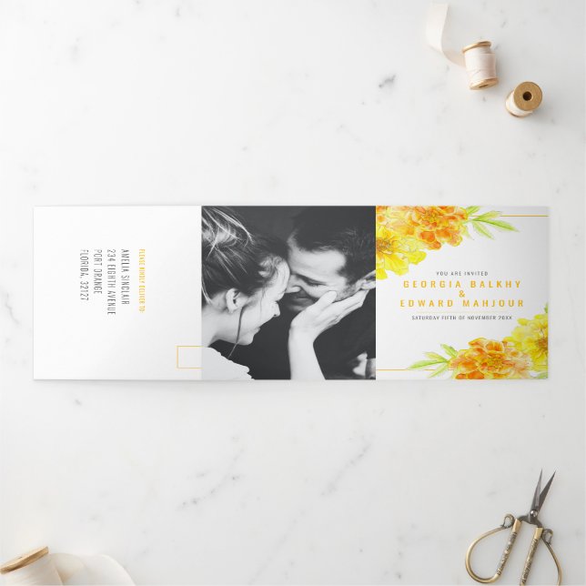 Convite Com Dobra Tripla Casamento de flores douradas (Fora)