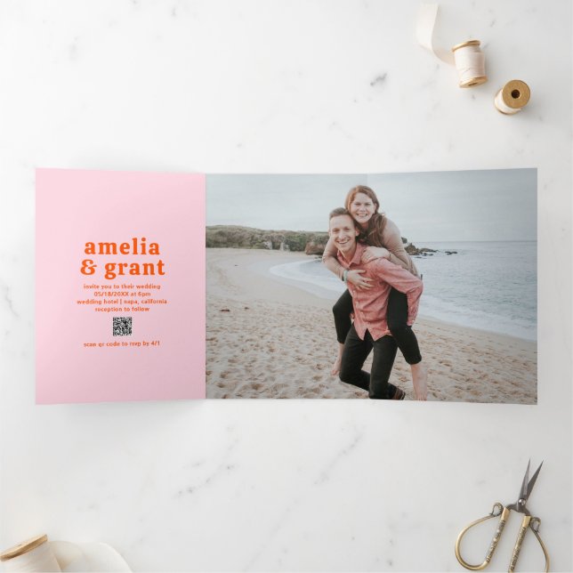 Convite Com Dobra Tripla Casamento de Foto Código QR Laranja e Rosa Fonte R (Dentro)